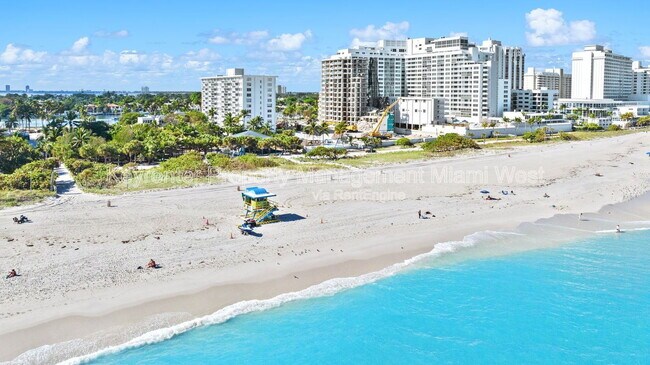 Building Photo - 5313 Collins Ave