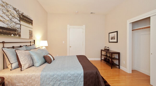 Building Photo - 332 6th Ave