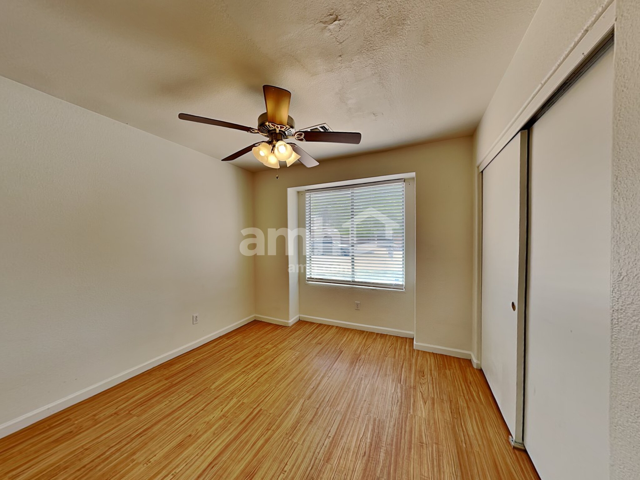 Building Photo - 1324 W Pleasant Ln