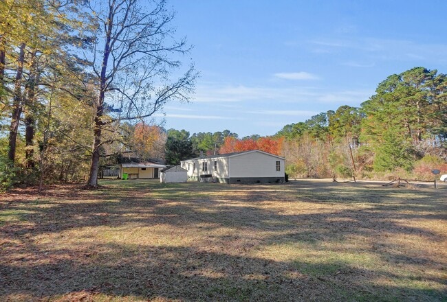 Building Photo - 220 Tree Ln