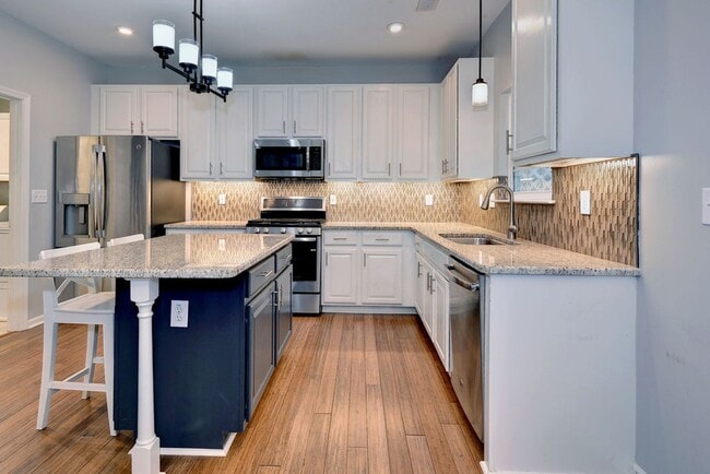 Building Photo - Spacious Home on Wooded Lot!