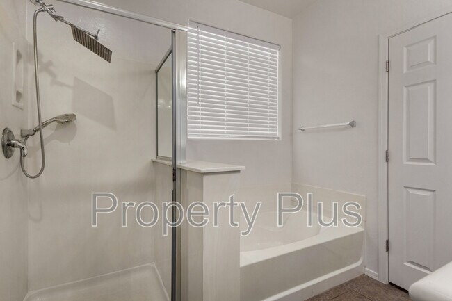 Building Photo - 4211 N 153rd Dr