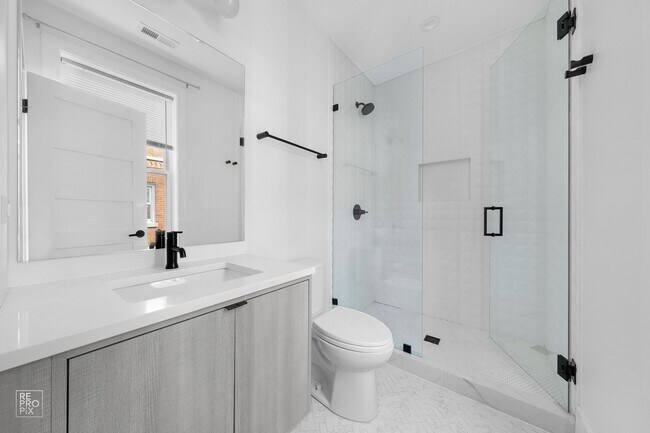 Building Photo - Sunny, Spacious and Beautifully Rehabbed i...