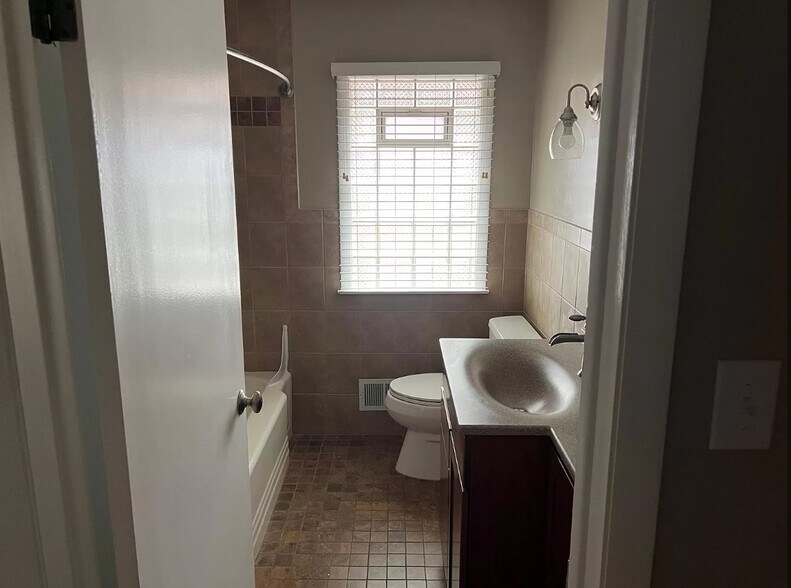 Building Photo - 1120 Ivy Ln