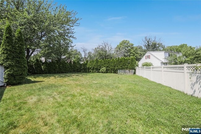 Building Photo - 122 Village Cir W