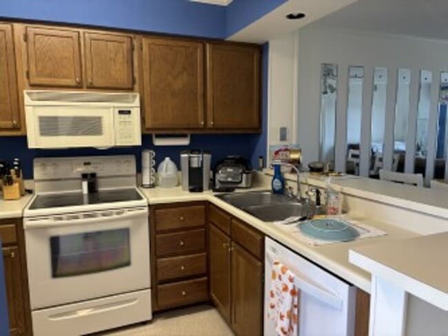 Building Photo - Cedar Point Villas, B32 Swansboro NC