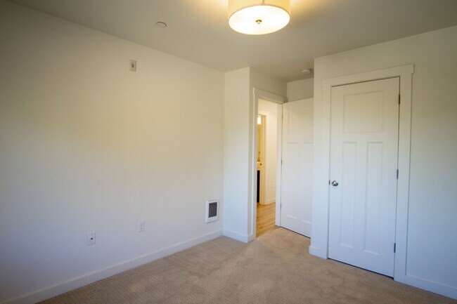 Building Photo - Stylish 2Bdr w/Stainless Appl, W&D, Private Balcony