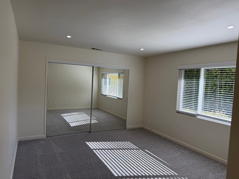 Building Photo - 486 Vaquero Ln