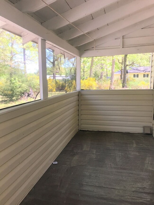 Building Photo - Country Living Rental located just off Int...