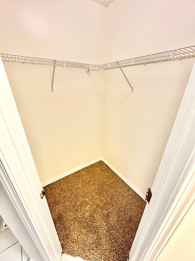 Building Photo - 935 Tray Dr