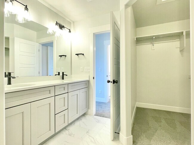 Building Photo - Beautiful Poolside Townhome at Mountain Ridge!