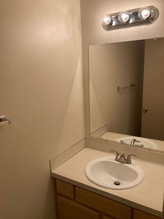 Building Photo - Three Bedroom Duplex in Keizer, Landcaping...