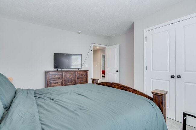 Building Photo - 4 Bedroom 2 Bathroom Two Story Home