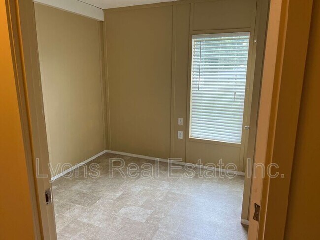 Building Photo - 8086 Heck Dr