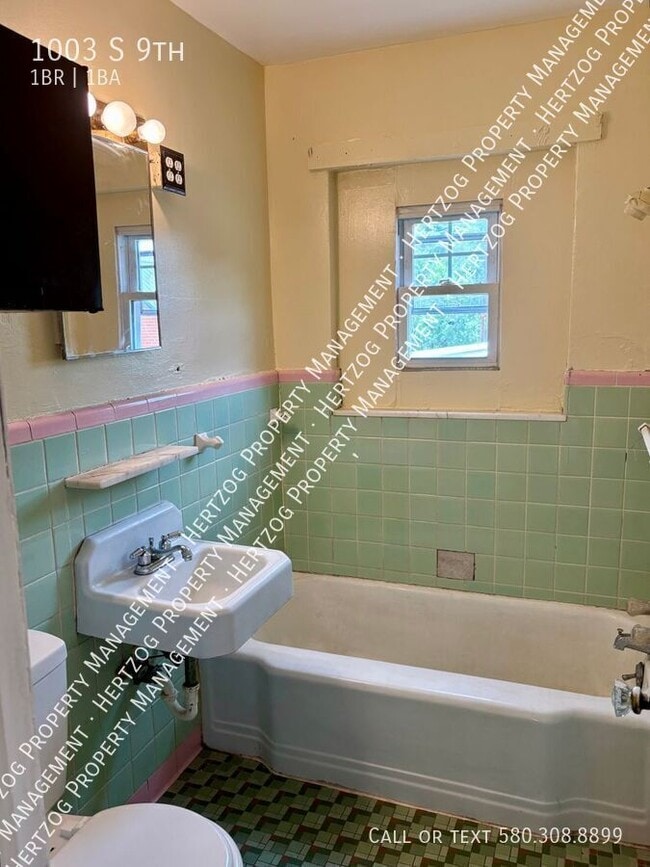 Building Photo - 1003 S 9th-