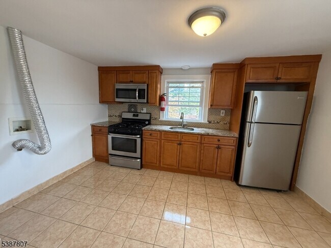 Building Photo - 629 3rd St