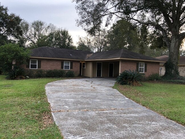 Building Photo - 3BR 2BA Jason Dr. Denham Springs