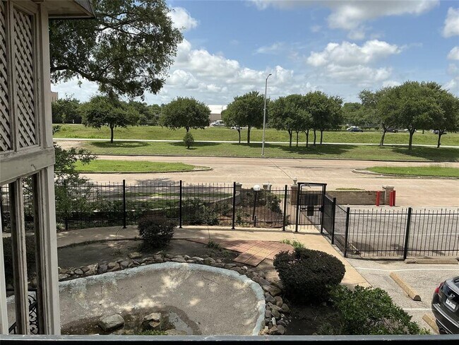 Building Photo - 5550 N Braeswood Blvd