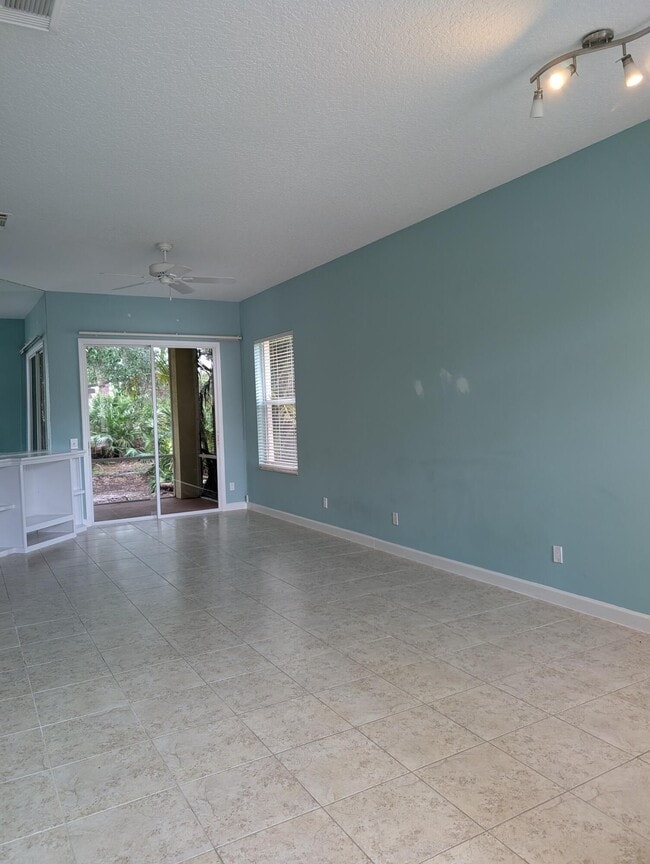 Building Photo - 708 SW St Vincent Cove