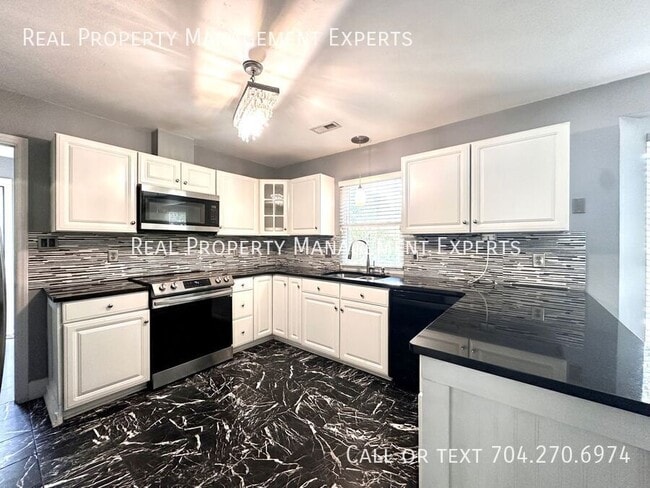 Building Photo - 8509 Golf Ridge Dr