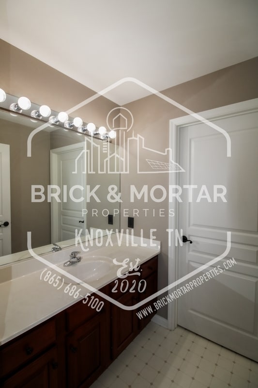 Building Photo - 613 Chapel Point Ln