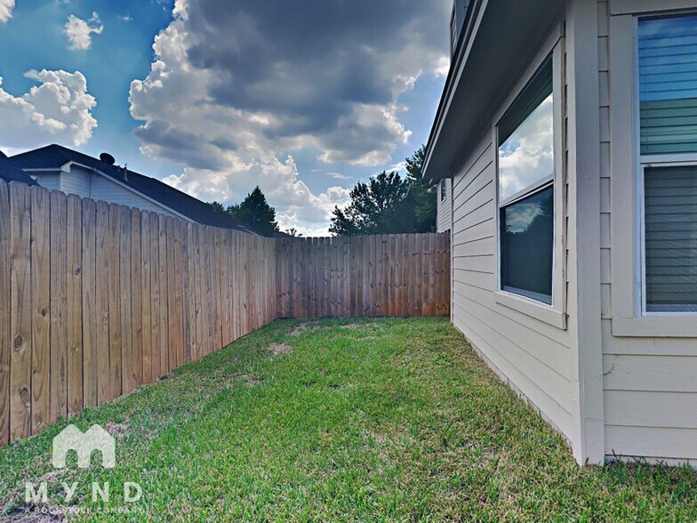 Building Photo - 983 Oak Lynn Dr