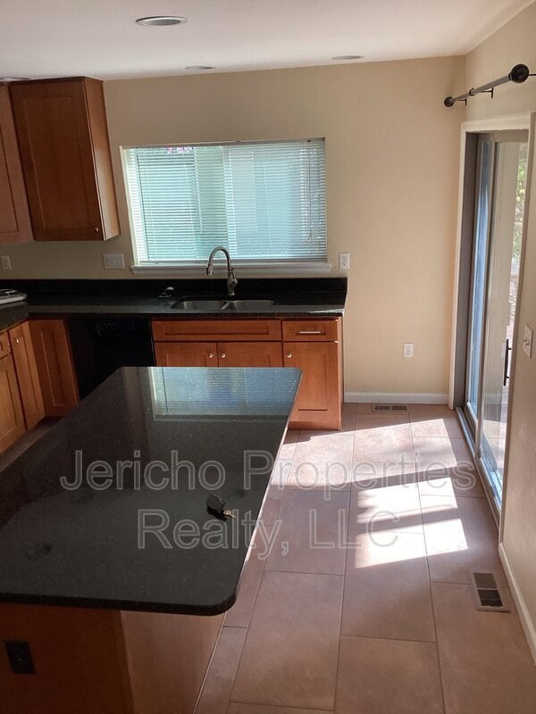 Building Photo - 5958 S Lakeview St