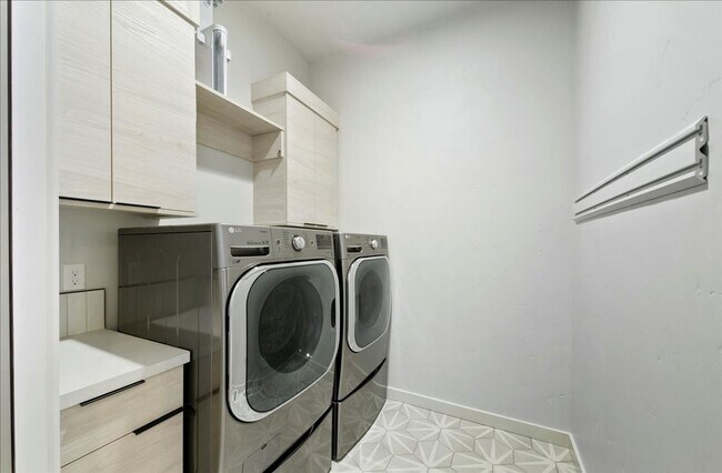 Building Photo - Modern Luxury Meets Everyday Comfort in Me...