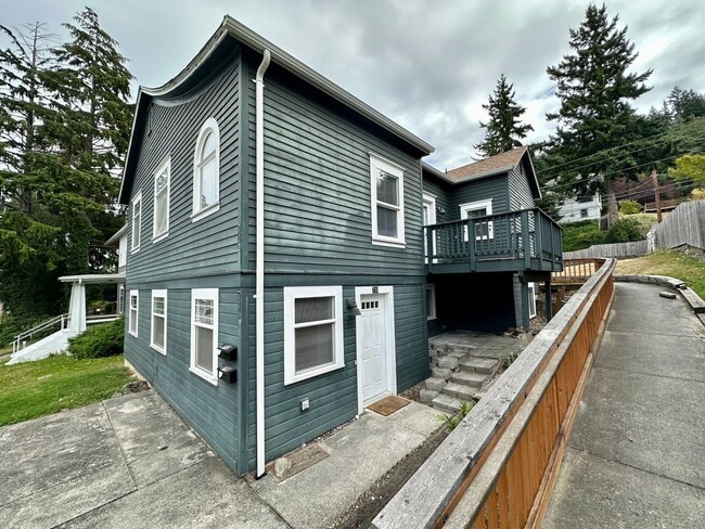 Building Photo - Duplex near WWU! 710/712 N. Garden St.