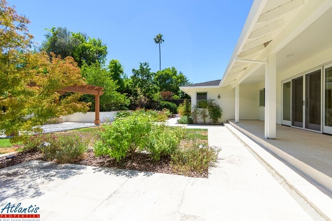 Building Photo - Stunning & Remodeled Home | Desirable Sara...