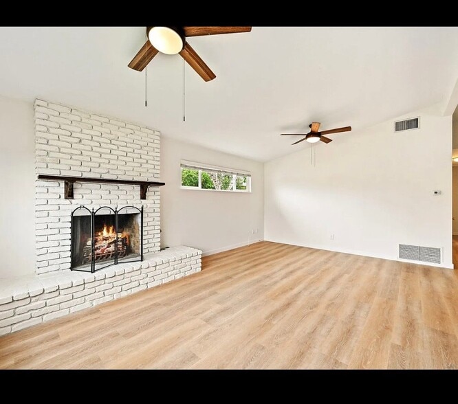 Building Photo - 927 Gray Dr