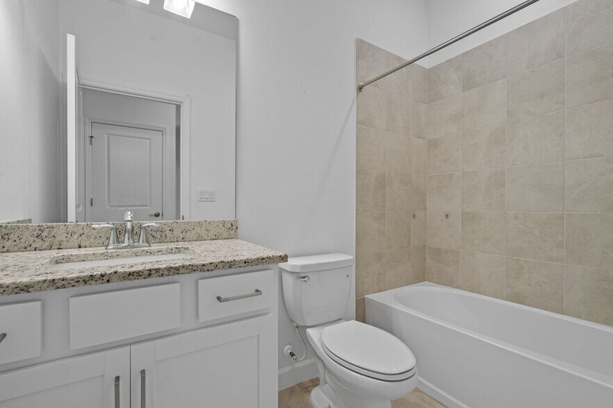 Building Photo - 13968 Hunter Oak Dr