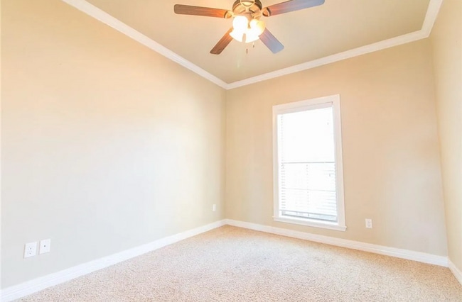 Building Photo - 306 Camelback Dr