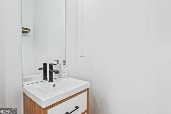 Building Photo - 2424 Memorial Dr SE