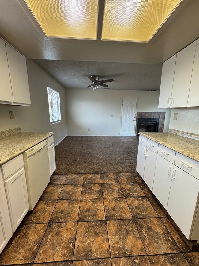 Building Photo - JUST REDUCED! Apple Valley Home in Sycamor...