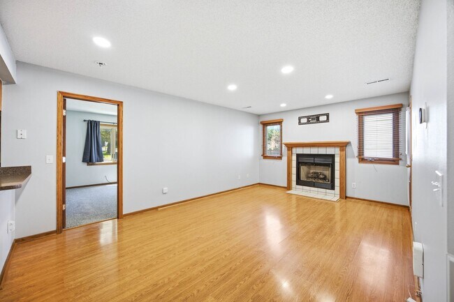 Building Photo - 401 SE Lowell Dr