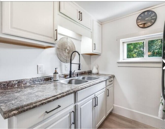 Building Photo - 263 S Quaker Ln