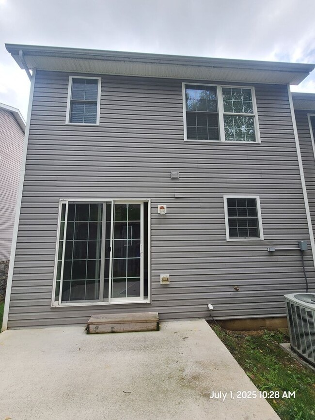 Building Photo - End Unit Town Home in Waynesboro, PA!