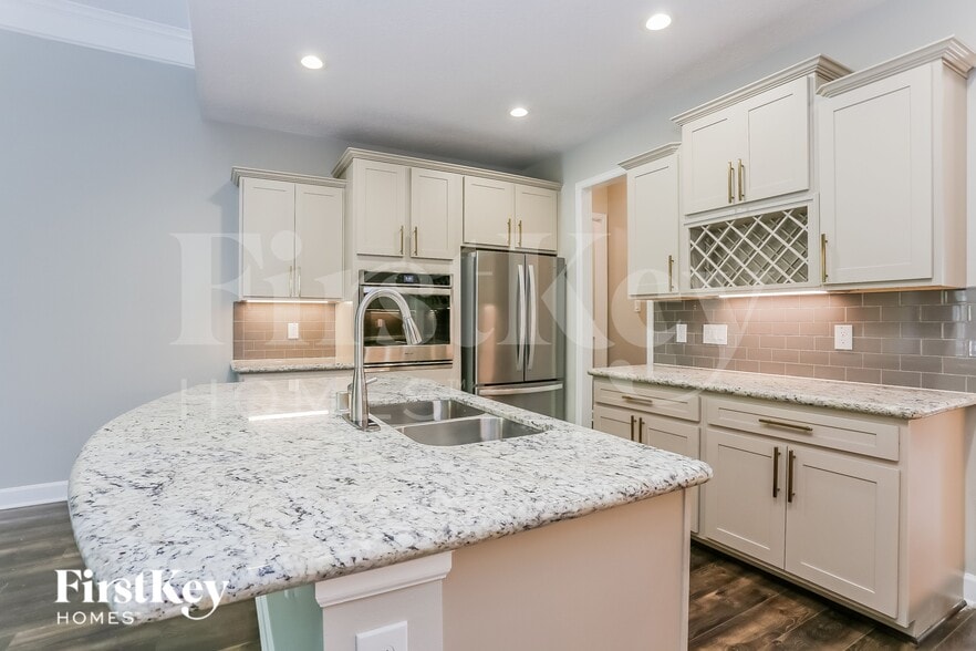 Building Photo - 9923 Oaklawn Dr