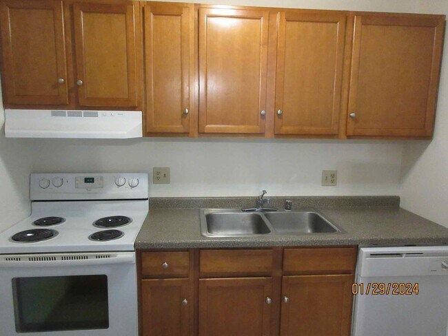 Building Photo - Available March 2026 Beautiful Upper 2 bedroom with Balcony