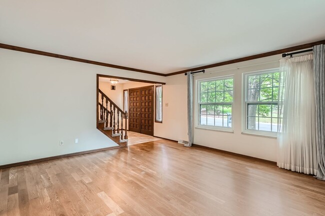 Building Photo - **Stunning 5-Bedroom 4-Bathroom Home in Li...