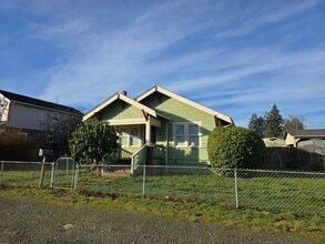 Building Photo - 2 Bedroom Duplex with Basement & 2-Car Garage