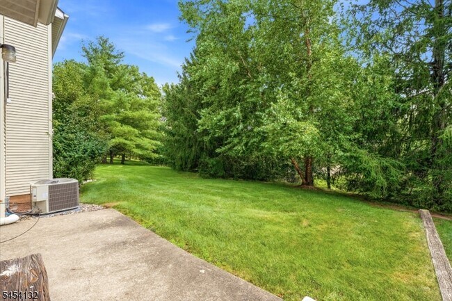 Building Photo - 703 Porter Way W