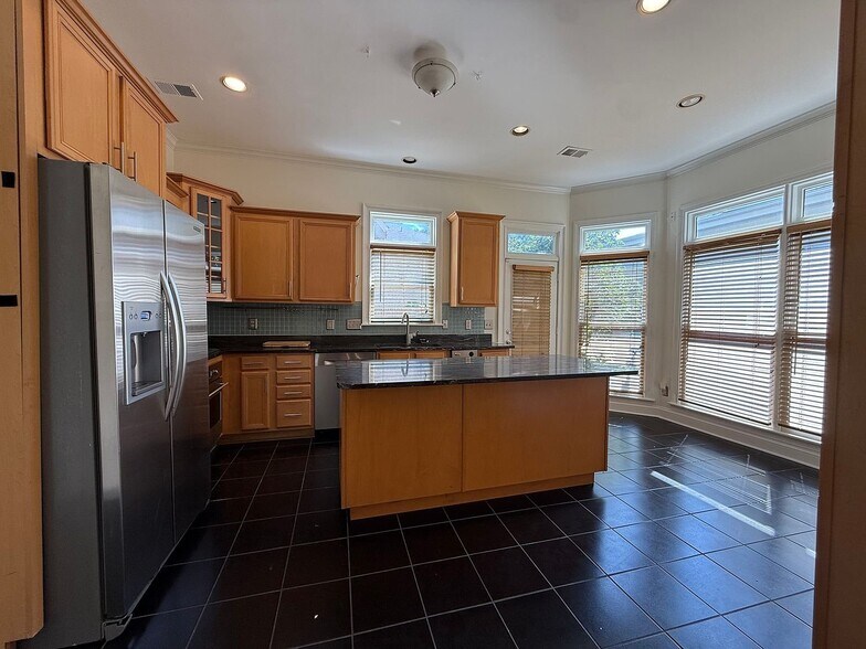 Building Photo - 83 Asphodel Dr