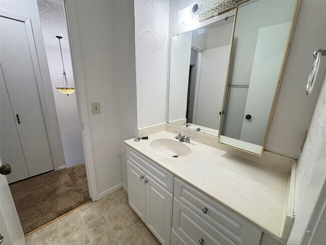 Building Photo - 2426 N Graham Dr