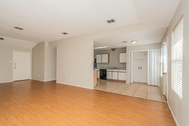 Building Photo - 537 Bailey St