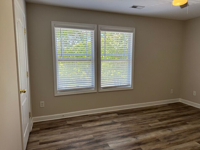 Building Photo - Two Bedroom Townhouse in Sherrills Ford wi...