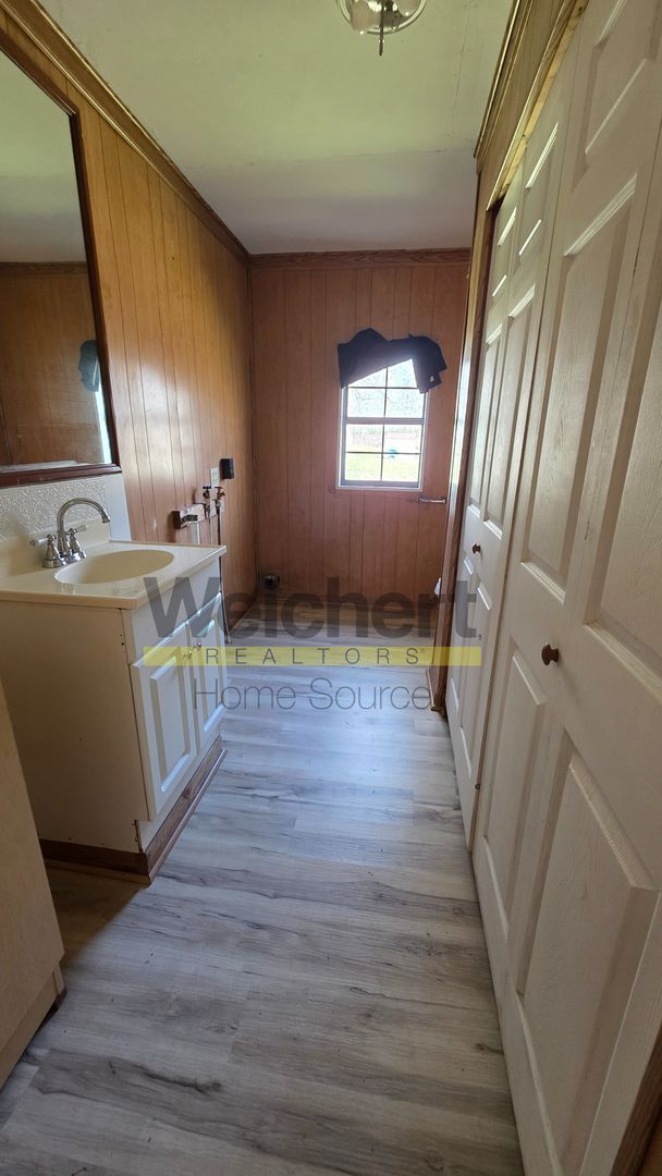 Building Photo - 2 bedroom, 1.5 bath home in country