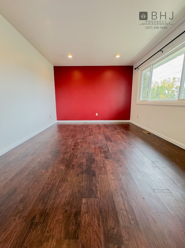 Building Photo - Pet Friendly 2 bed/ 2 bath single family h...