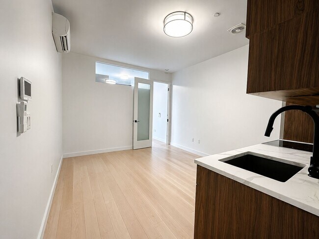 Building Photo - 368 Leonard St